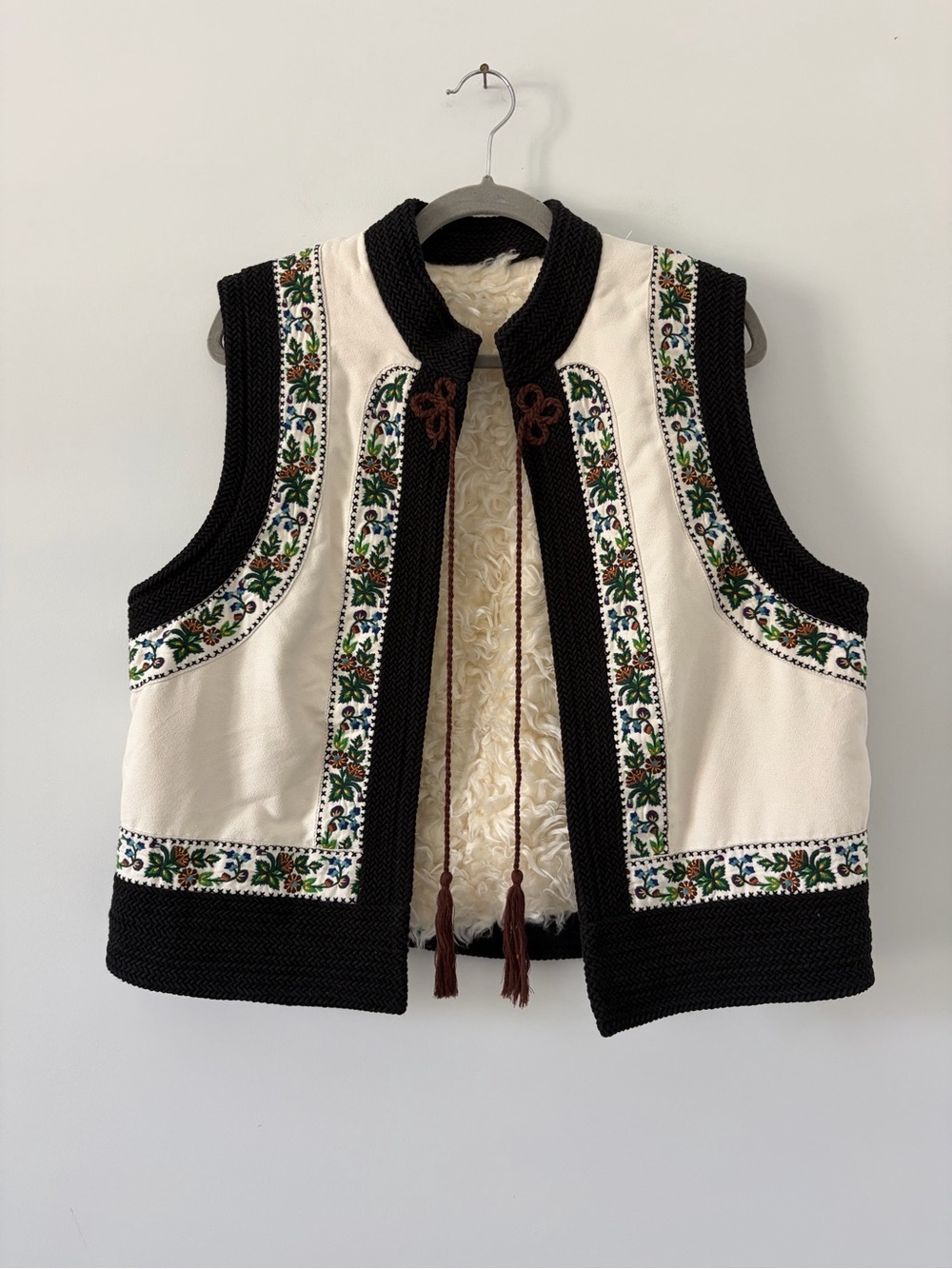 Anthropologie Cartonnier Tavda Ivory Black Embroidered Sherpa Lined Vest Medium